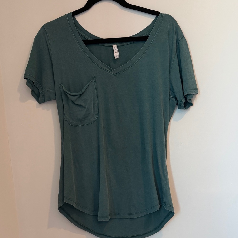 Women’s V-Neck Pocket Tee in Green size L